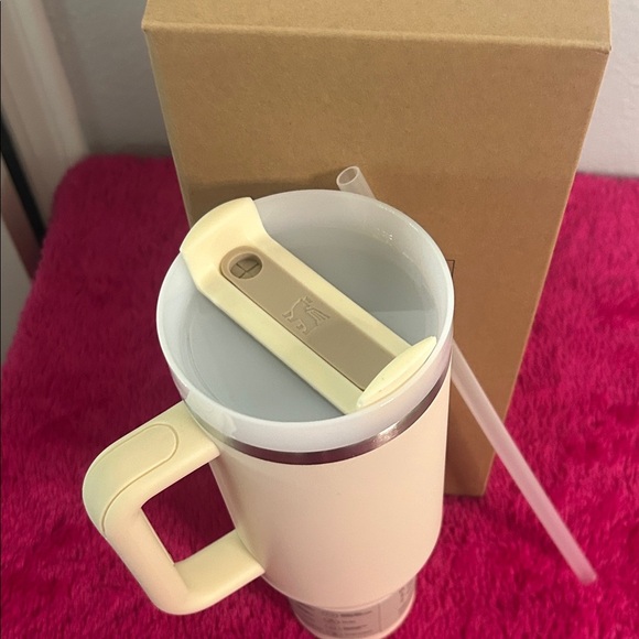 Stanley Cream Quencher H2.0 Tumbler with Handle - Picture 3 of 4